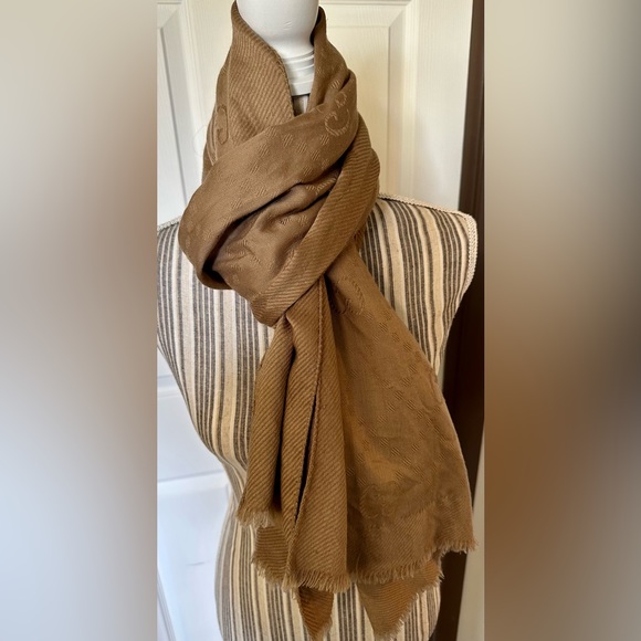 100% Authentic GUCCI Wool & Silk Fringe Monogram Large Shawl Scarf | Tan - Picture 14 of 15